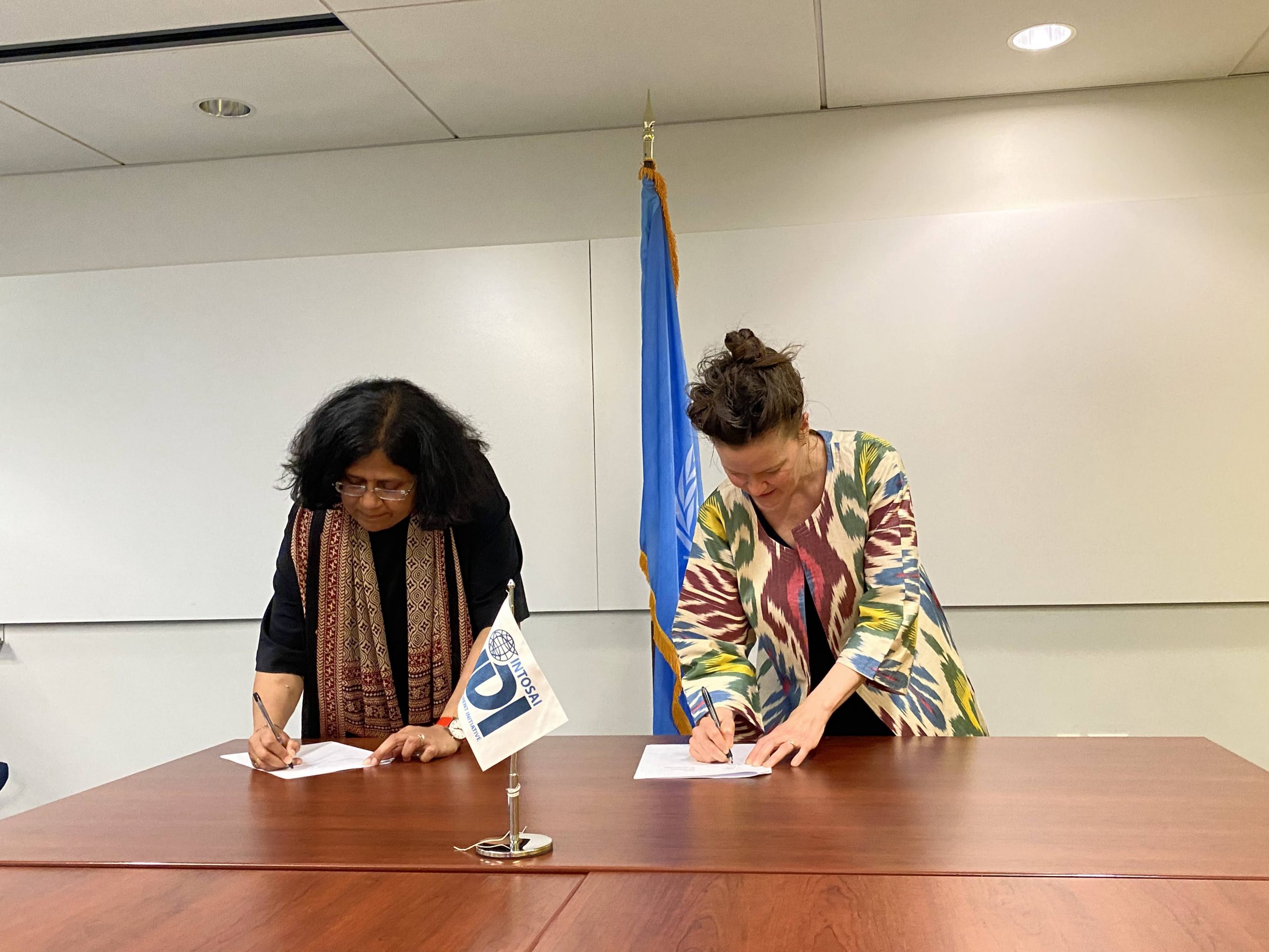 Mme Archana Shirsat, directrice générale adjointe de l'IDI, et Mme Lisa Sutton, directrice des services d'évaluation et d'audit indépendants à ONU Femmes, signent un protocole d'accord.