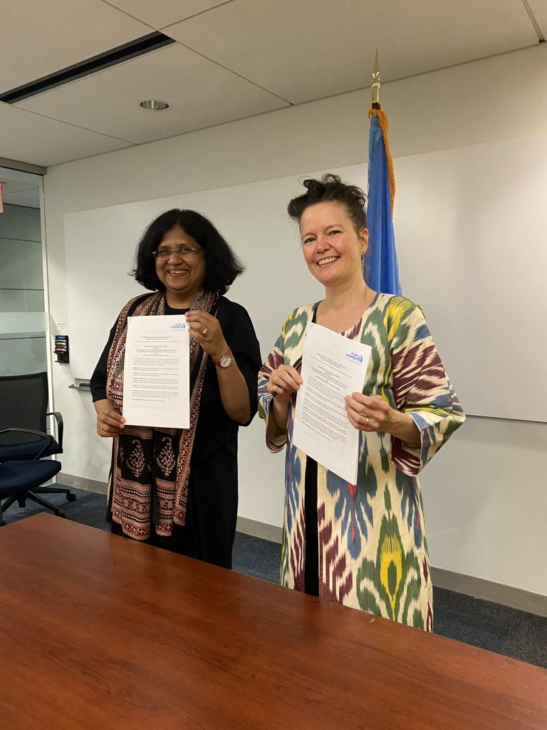 Archana Shirsat, stellvertretende Generaldirektorin der IDI, und Lisa Sutton, Direktorin der unabhängigen Evaluierungs- und Auditdienste bei UN Women, unterzeichnen eine Absichtserklärung.