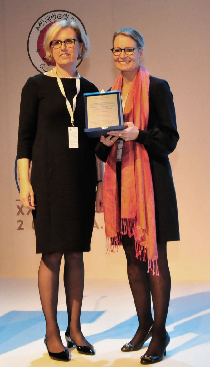 Dr. Kraker Presents Kandutsch Award Ms. Strøm
