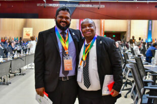 Mohamed Ibrahim Jaleel, de la EFS de Maldivas (izquierda), y Kamanza, de la EFS de Kenia (derecha), ganadores del Premio a los Jóvenes Líderes de las EFS.